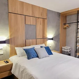 Center Flats - In El Poblado Near Park Lleras, Medellin! Apartamento
